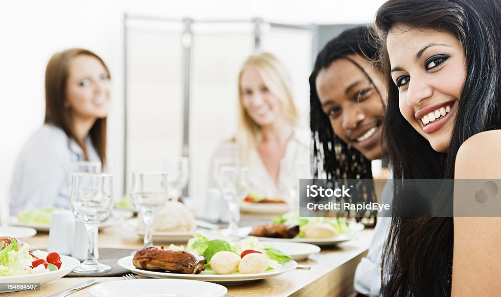 Gemischte Gruppe von Freunden treffen runden Esstisch - Lizenzfrei Afrikanischer Abstammung Stock-Foto