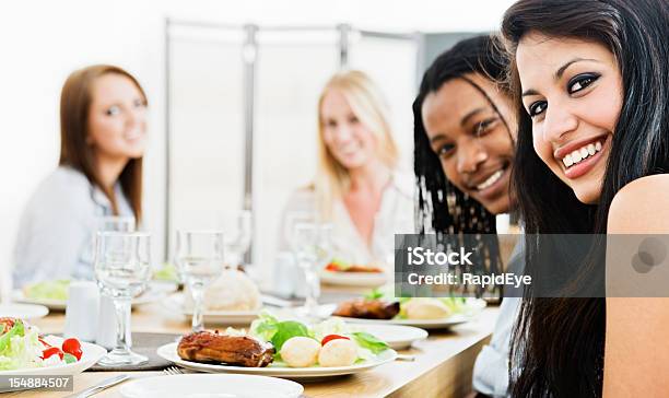 Gemischte Gruppe Von Freunden Treffen Runden Esstisch Stockfoto und mehr Bilder von Afrikanischer Abstammung