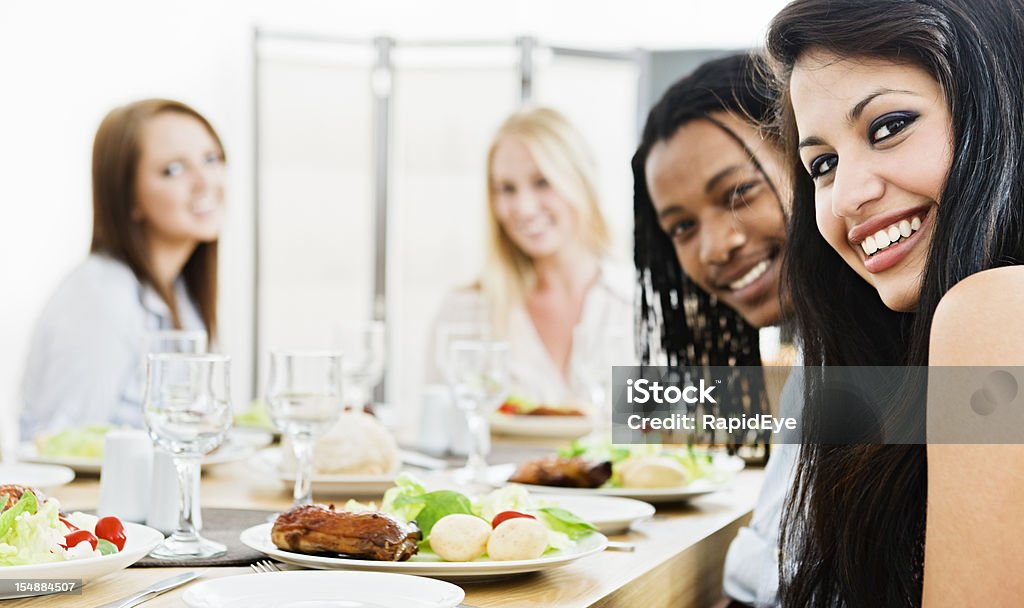 Смешанная группа друзей Соберитесь за обеденным столом - Стоковые фото 20-29 лет роялти-фри