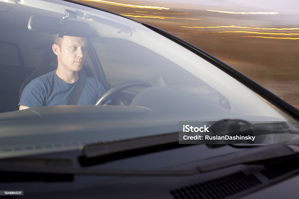 Homme au volant d'une voiture en mouvement. - Photo de Voiture libre de droits
