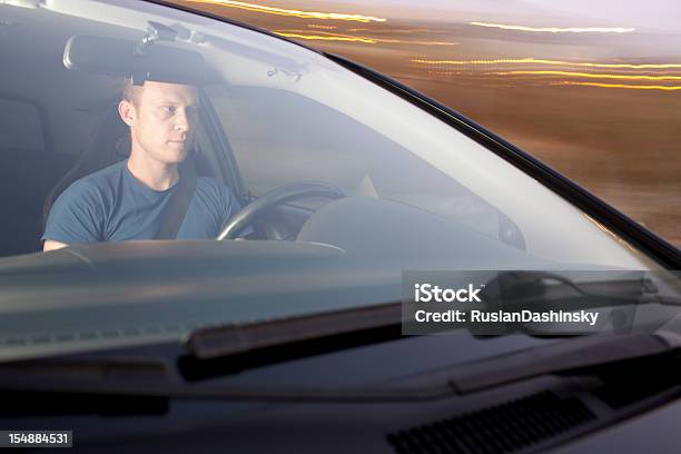 Photo libre de droit de Homme Au Volant Dune Voiture En Mouvement banque d'images et plus d'images libres de droit de Voiture - Voiture, 30-34 ans, Activité