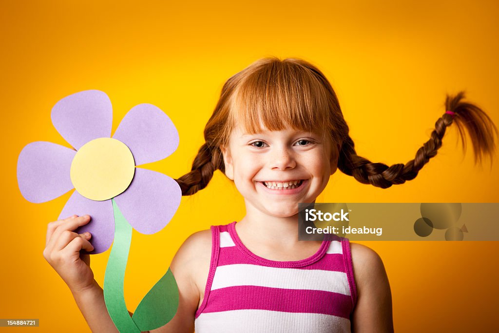 Felice ragazza a pelo rossa con alto trecce con Fiore di carta - Foto stock royalty-free di 4-5 anni