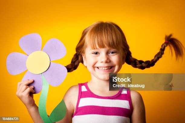 Felice Ragazza A Pelo Rossa Con Alto Trecce Con Fiore Di Carta - Fotografie stock e altre immagini di 4-5 anni