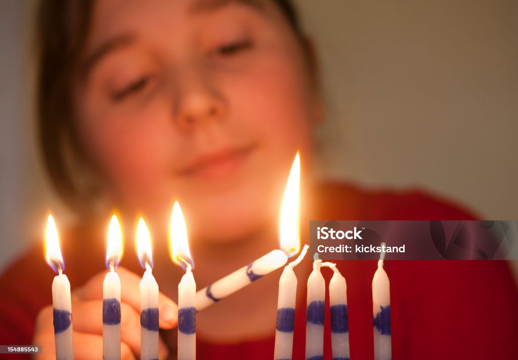 Mädchen Lichter Menora - Lizenzfrei Menora Stock-Foto