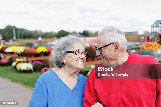 Altes Paar Mann Frau Lächeln Zusammen Im Country Farm Market Stockfoto und mehr Bilder von Seniorenpaar