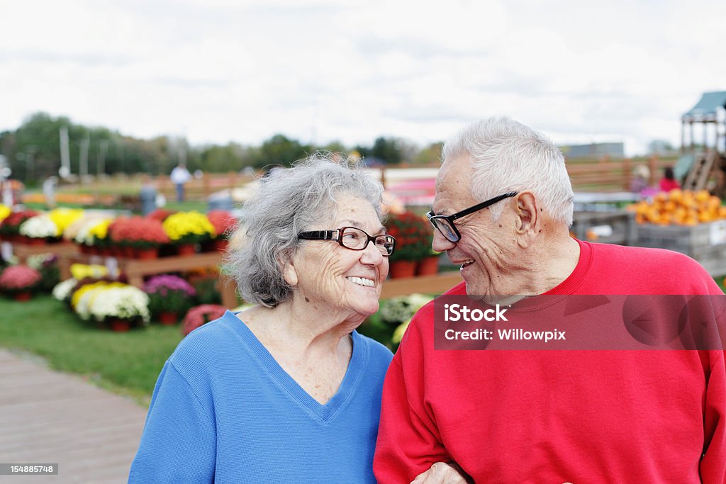 Casal de idosos homem mulher sorrindo no Country Farm mercado - Foto de stock de Casal Idoso royalty-free