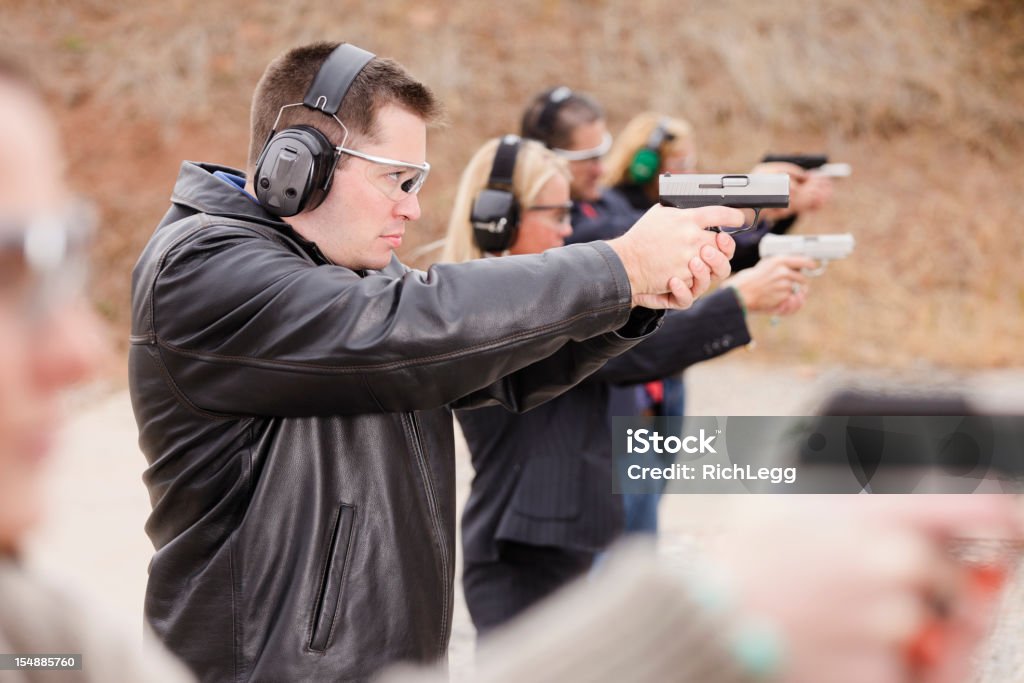 Practicar en el campo de tiro - Foto de stock de Tiro al blanco libre de derechos
