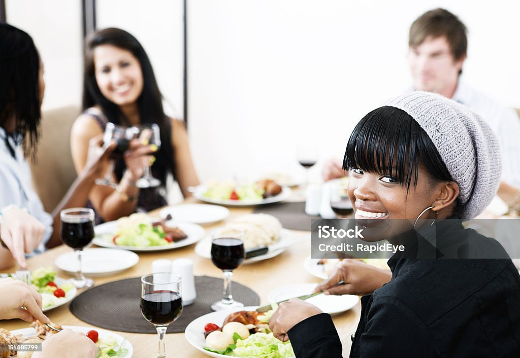 Grupo de amigos sonrisa redondo mesa de comedor - Foto de stock de 20 a 29 años libre de derechos