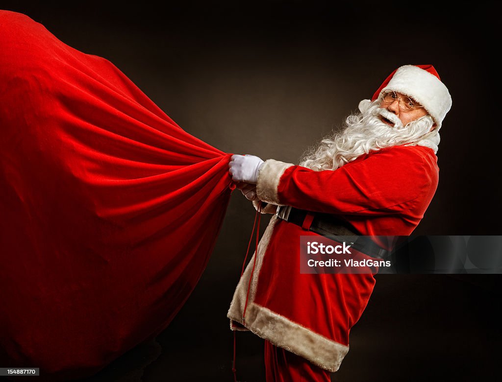 Санта-Клаус, держа большой Подарочный пакет - Стоковые фото Борода роялти-фри