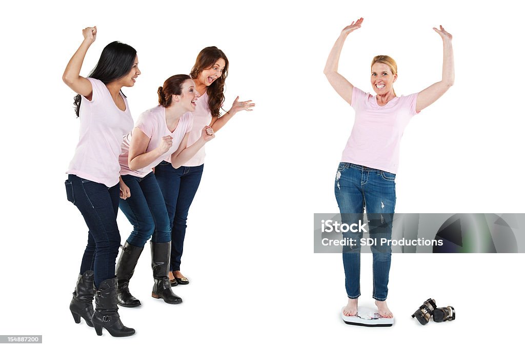 Heureuse femme sur le pèse-personne avec des amis acclamations pour elle - Photo de Femmes libre de droits