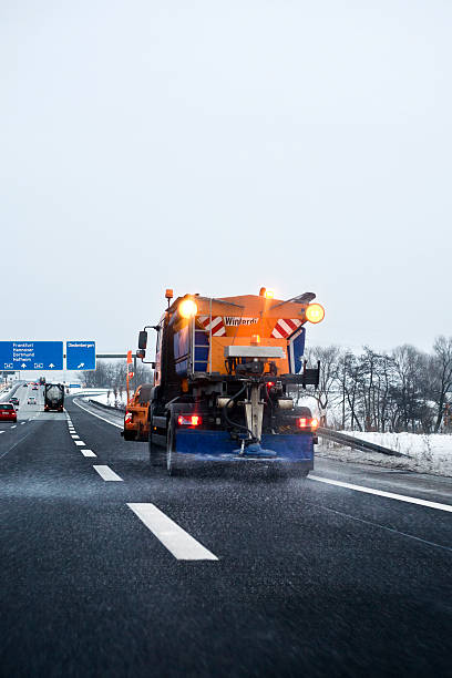 winter-service in aktion-leg dich auf der autobahn road salt - winterdienst stock-fotos und bilder