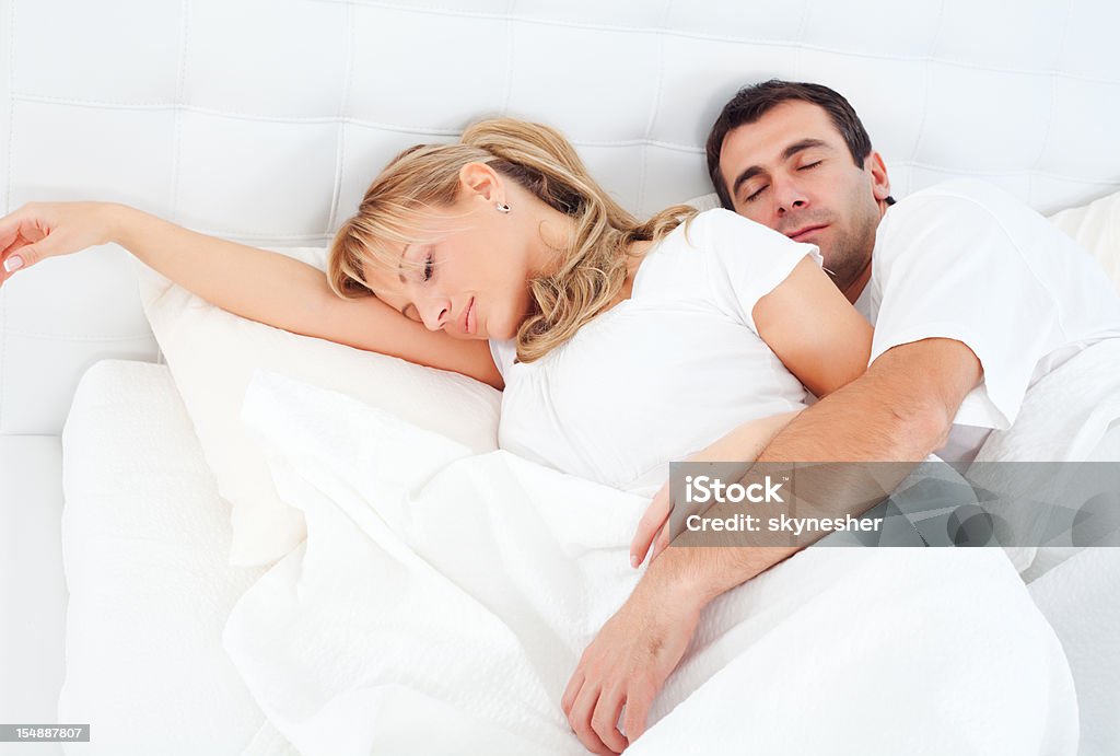 Pareja De Yacer En La Cama Y Dormir Juntos Sobre Fondo Blanco Foto de stock y más banco de imágenes de Dormir - iStock Pareja De Yacer En La Cama Y Dormir Juntos Sobre Fondo Blanco Foto de stock y más banco de imágenes de Dormir - iStock