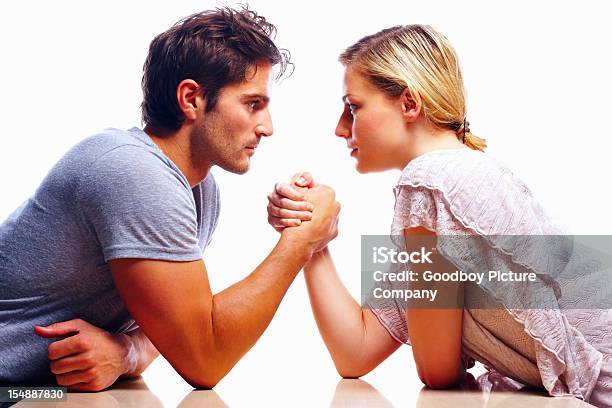 Casal Jovem Braço Luta Contra Fundo Branco - Fotografias de stock e mais imagens de Braço de Ferro - Braço de Ferro, Homens, Mulheres