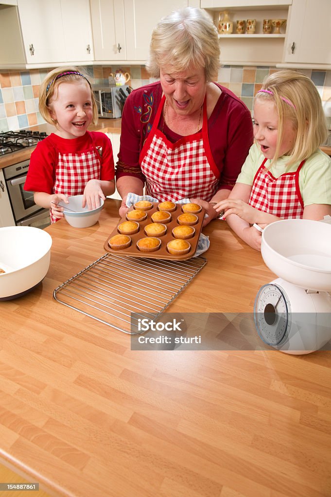 Avó e raparigas bicarbonato Cupcakes - Royalty-free Cozinhar Foto de stock