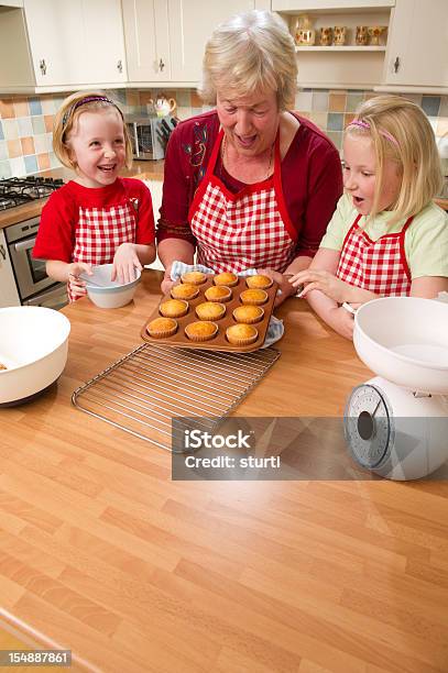 Avó E Raparigas Bicarbonato Cupcakes - Fotografias de stock e mais imagens de Cozinhar - Cozinhar, Família de várias gerações, 6-7 Anos