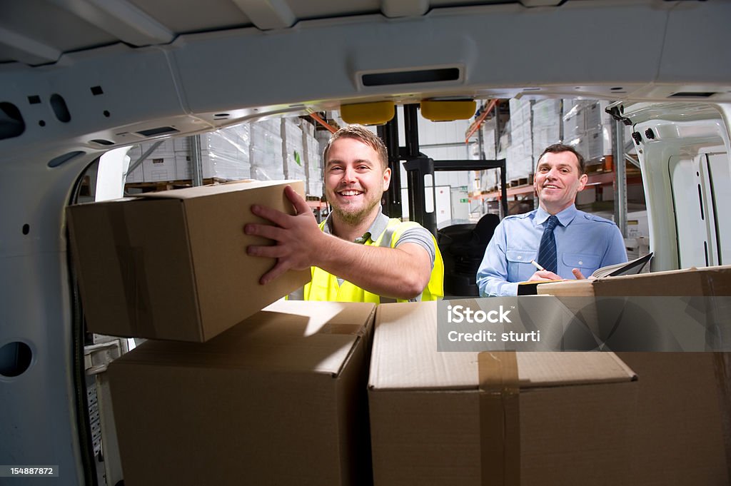Trabalhador de armazém de uma Van de entrega carregando - Foto de stock de Negócios royalty-free
