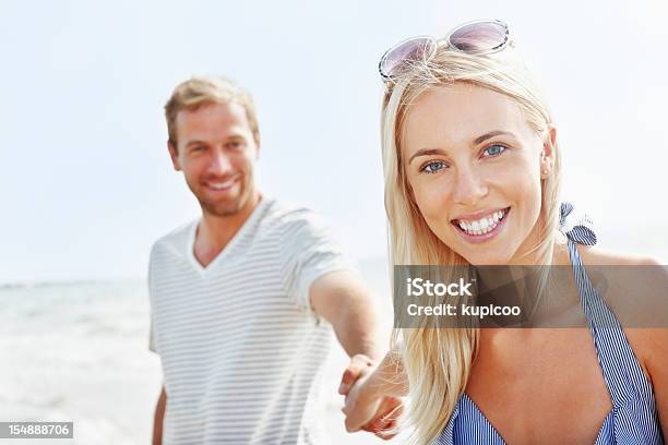 Bella Giovane Donna Che Tiene La Mano Di Un Boyfriend Sulla Spiaggia - Fotografie stock e altre immagini di Vicino