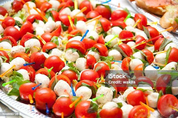 Mozarela Spieße O Calabrese Tomate - Fotografias de stock e mais imagens de Mozarela - Mozarela, Alimentação Saudável, Amontoar