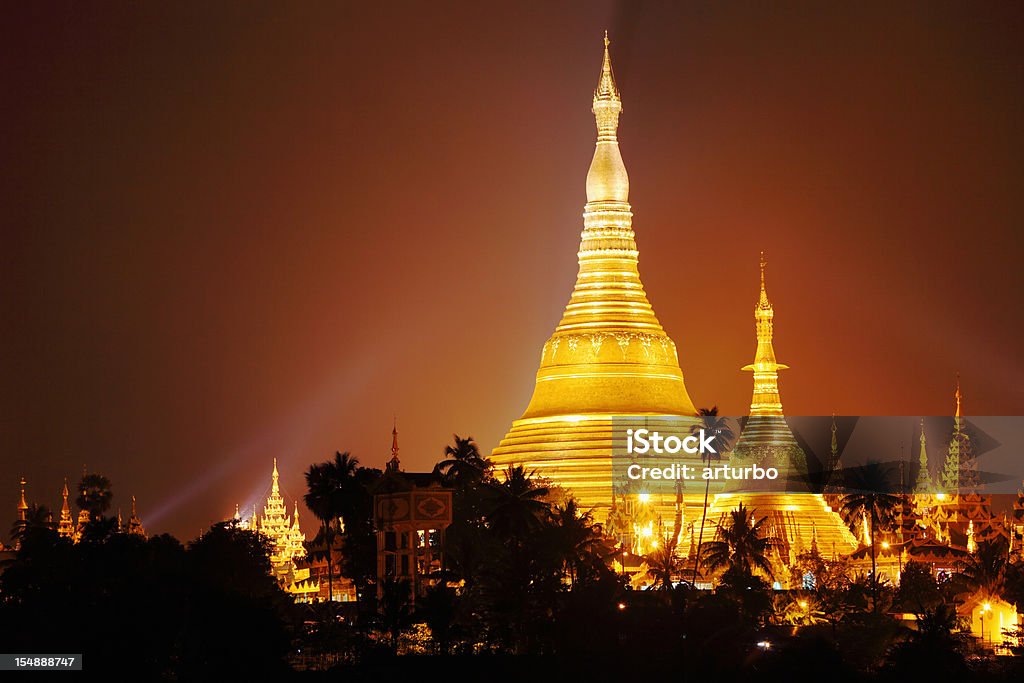 Schwedagon Pagoda en la noche - Foto de stock de Aire libre libre de derechos