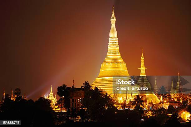 Schwedagon Pagoda En La Noche Foto de stock y más banco de imágenes de Aire libre - Aire libre, Amanecer, Anochecer