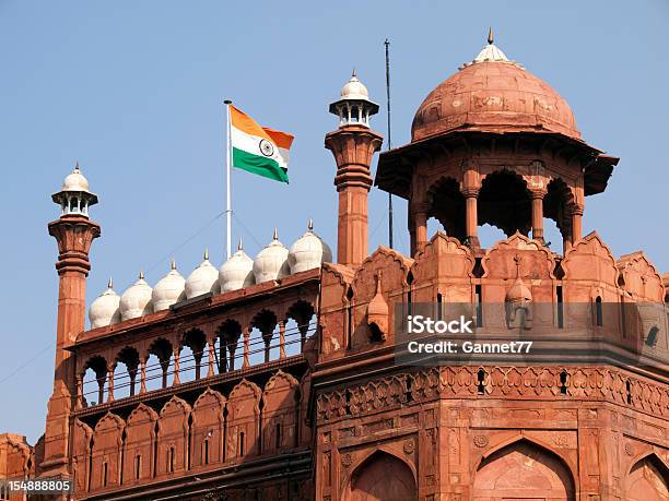 Bandera De La India Volando Sobre El Fuerte Rojo De Delhi Foto de stock y más banco de imágenes de Bandera india