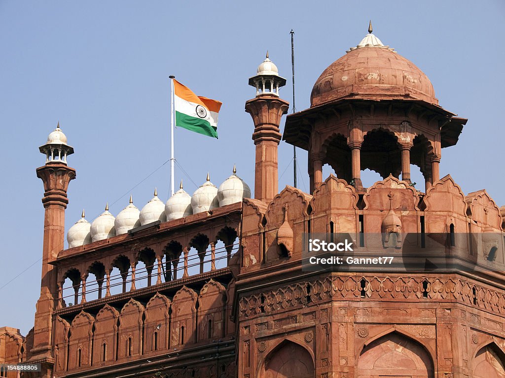 Bandeira da Índia voando sobre o forte vermelho em Delhi - Foto de stock de Bandeira Indiana royalty-free