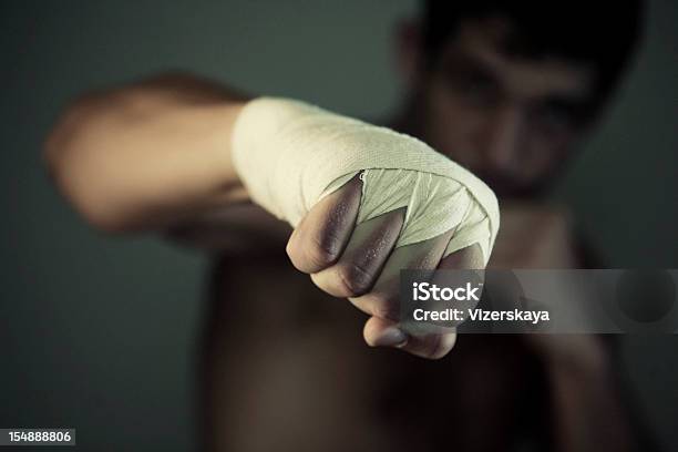 Il Pugno Di Pugilist - Fotografie stock e altre immagini di Kick Boxing - Kick Boxing, Uomini, Adulto