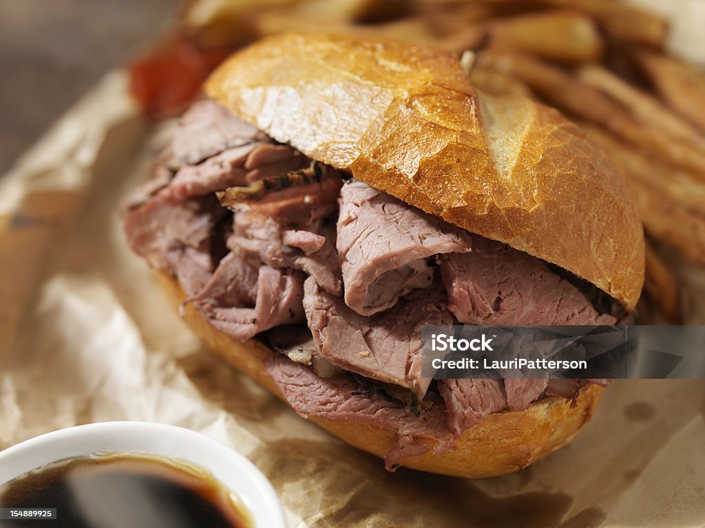 Clásico de carne de res Dip con papas fritas - Foto de stock de Bocadillo de rosbif libre de derechos