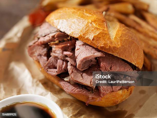 Clásico De Carne De Res Dip Con Papas Fritas Foto de stock y más banco de imágenes de Bocadillo de rosbif - Bocadillo de rosbif, Bocadillo, Rosbif