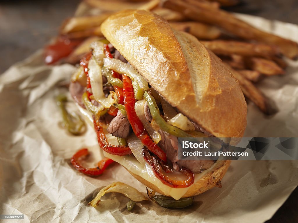 Philly Sandwich de rôti de bœuf avec des poivrons - Photo de Philadelphia cheese steak libre de droits