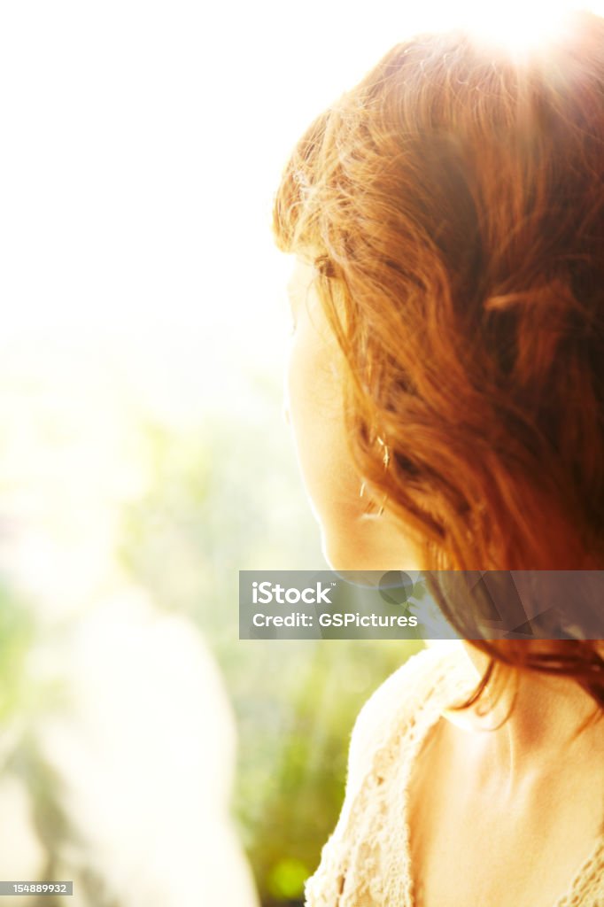 Redhead femme éclairées par le soleil donnant sur la nature - Photo de Activité de loisirs libre de droits