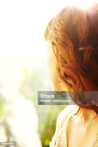 Photo libre de droit de Redhead Femme Éclairées Par Le Soleil Donnant Sur La Nature banque d'images et plus d'images libres de droit de Activité de loisirs