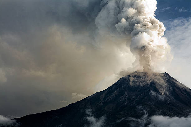 eruzione del monte tungurahua - volcano foto e immagini stock