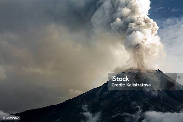 Eruzione Del Monte Tungurahua - Fotografie stock e altre immagini di Vulcano - Vulcano, Eruzione, Fumo - Materia