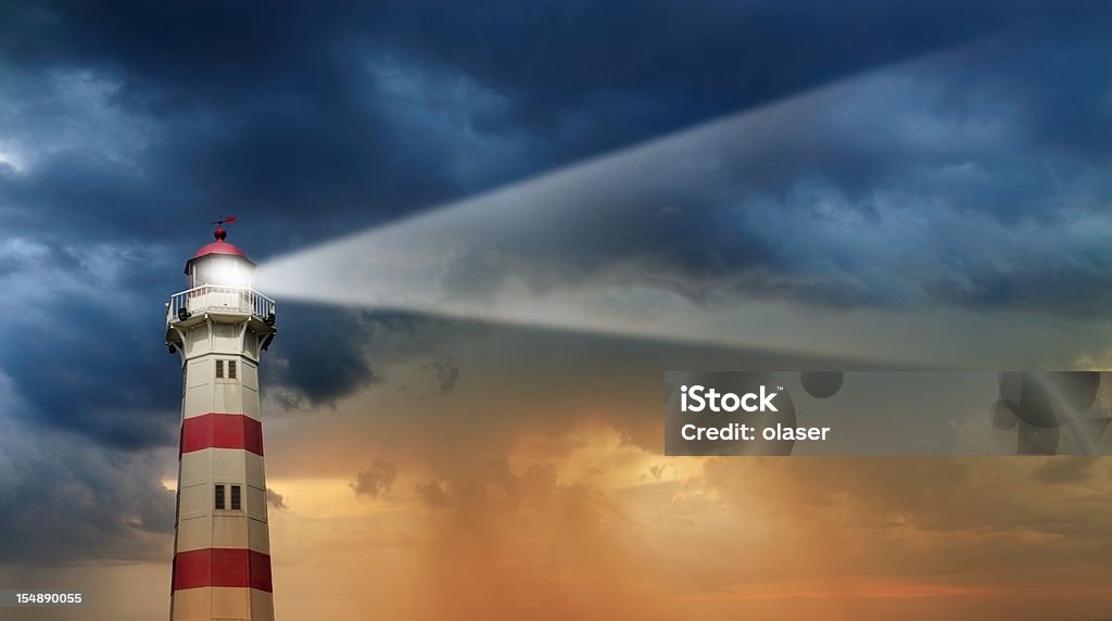 Faro en el amanecer, el mal tiempo de fondo - Foto de stock de Faro - Estructura de edificio libre de derechos