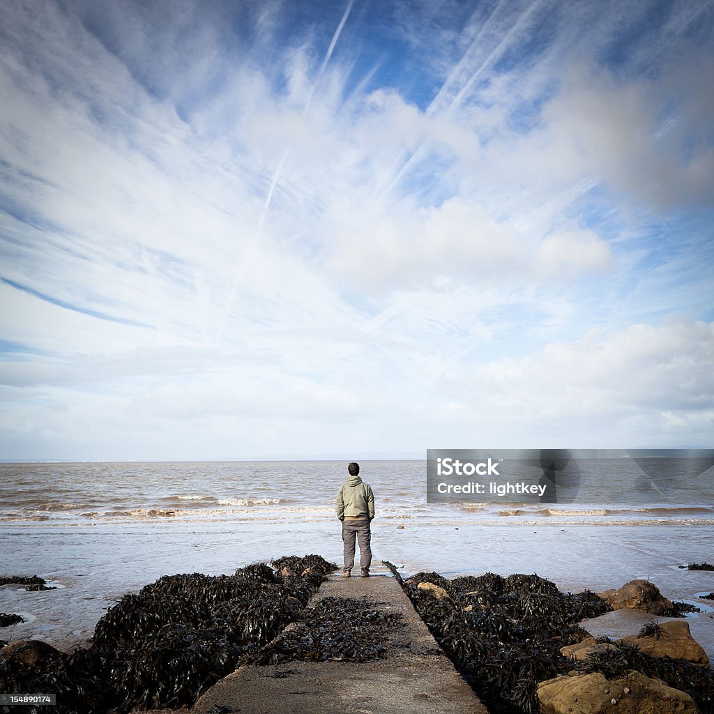 Homem de pé em uma rampa de barco - Foto de stock de Vista Traseira royalty-free