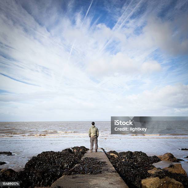 Foto de Homem De Pé Em Uma Rampa De Barco e mais fotos de stock de Vista Traseira - Vista Traseira, Homens, Céu - Fenômeno natural