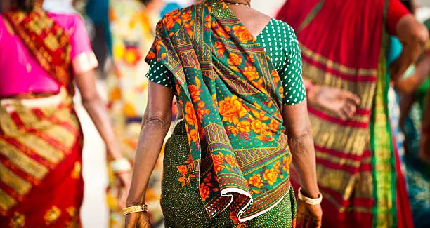 Indian Women dressed in colorful saris at the Taj Mahalhttp://refer.istockphoto.com/traffic_record.php?lc=056905042431004653&atid=6683%7CBannerID%3D6683%7CReferralMethod%3DLink