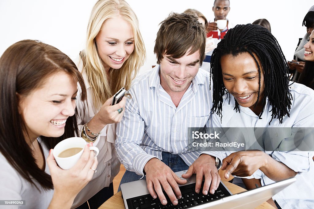 Grupo de jóvenes amigos recopilar redondo computadora portátil, Sonriendo - Foto de stock de 20 a 29 años libre de derechos
