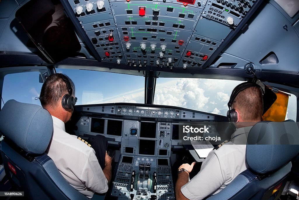 コックピットのパイロットの旅客機 - カラー画像のロイヤリティフリーストックフォト