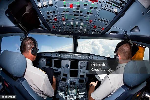 Pilotów W Kokpicie Samolot Komercyjny - zdjęcia stockowe i więcej obrazów Drugi pilot - Drugi pilot, Fotografika, Horyzontalny