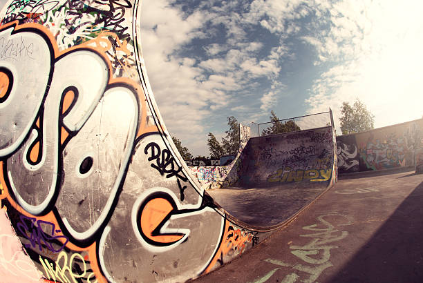 die auffahrt - skateboard park ramp skateboard graffiti stock-fotos und bilder