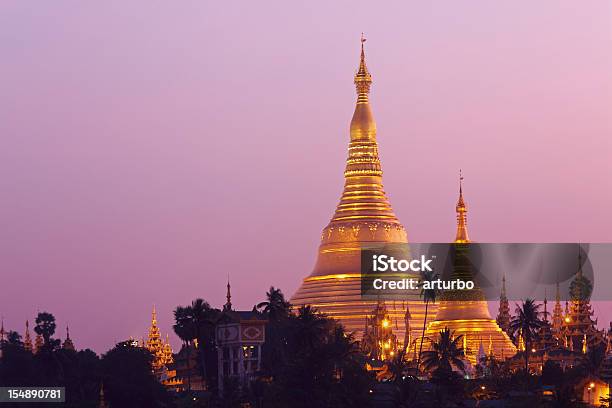 Schwedagon Pagoda En Sunrise Foto de stock y más banco de imágenes de Aire libre - Aire libre, Amanecer, Anochecer