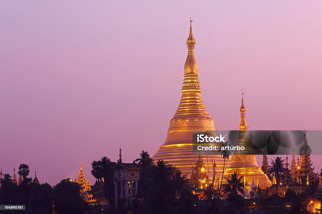 Schwedagon Pagoda на восходе - Стоковые фото Азиатская культура роялти-фри