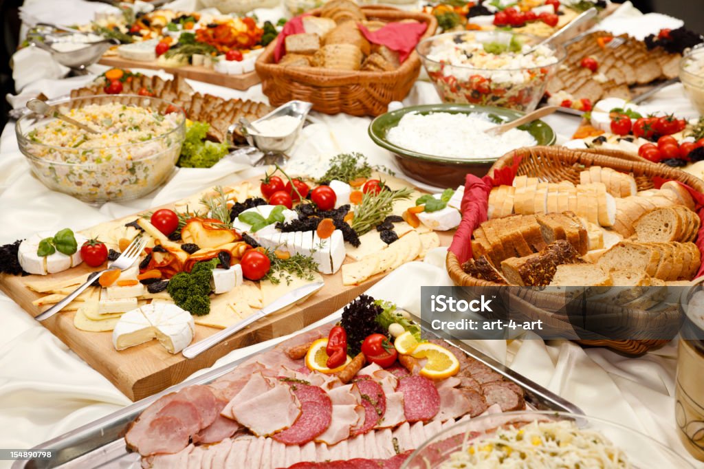Mesa de Catering completo de aperitivos alimentos - Foto de stock de Bufé libre de derechos