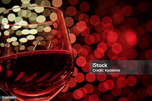 ワイングラスとデフォーカス赤色照明 - アウトフォーカスのストックフォトや画像を多数ご用意 - アウトフォーカス, アルコール飲料, イルミネーション