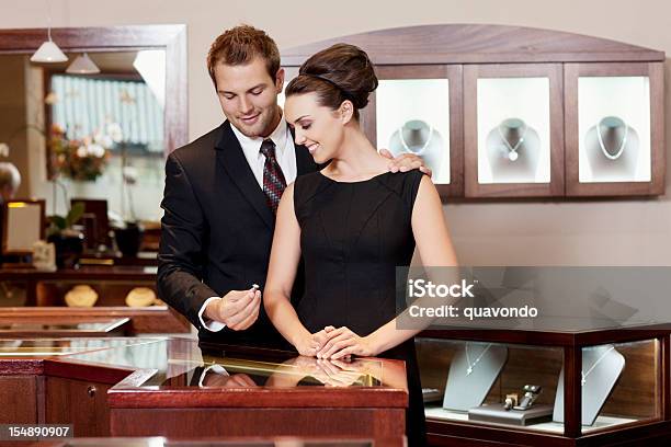 Attracitve 若いカップルになりながらダイヤモンドの結婚指輪 - 結婚指輪のストックフォトや画像を多数ご用意 - 結婚指輪, 小売り, 宝石店
