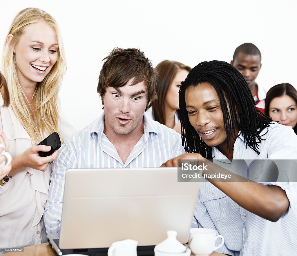 Jovens chocado e amused através de imagem no computador portátil - Royalty-free Fundo Branco Foto de stock