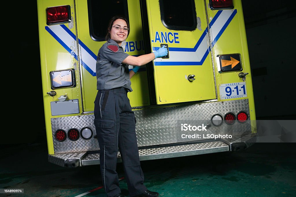 Ratownik medyczny otwarte drzwi Ambulans - Zbiór zdjęć royalty-free (Ambulans)