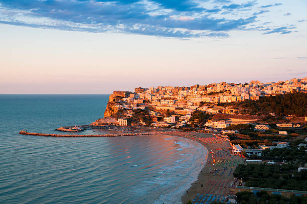 ペスキチの夕暮れ - foggia province ストックフォトと画像